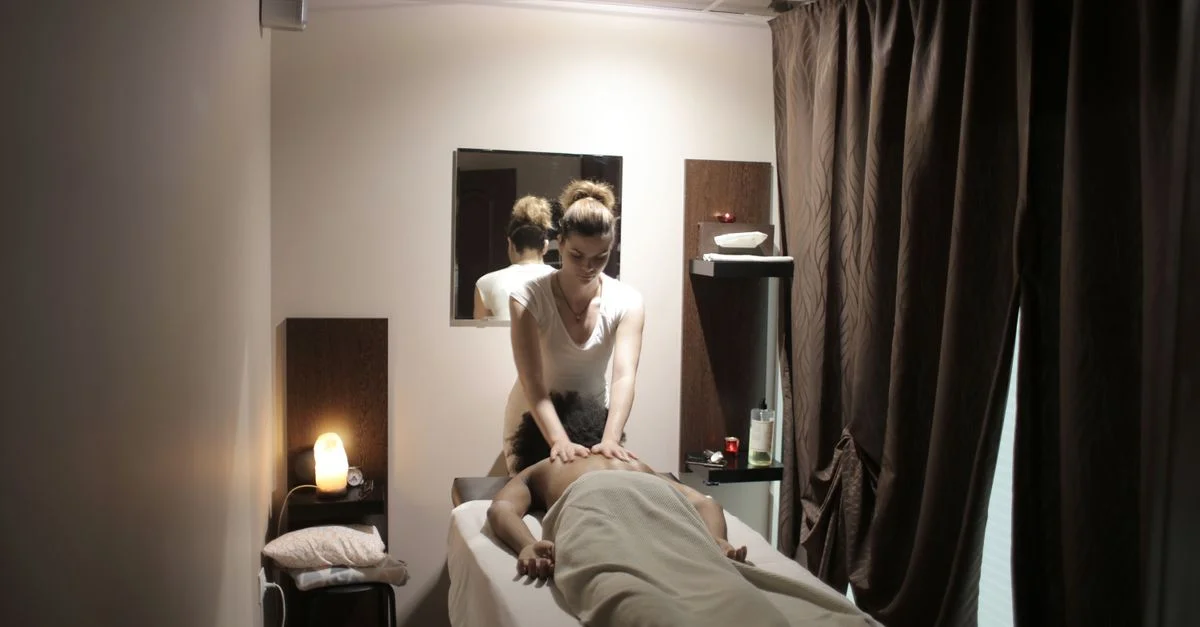 Experimenta la máxima relajación y bienestar en un entorno de spa sereno con masajes terapéuticos profesionales.