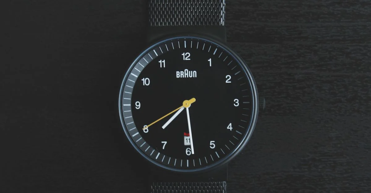 Elegante reloj de muñeca negro con un diseño elegante y características de precisión en la medición del tiempo.