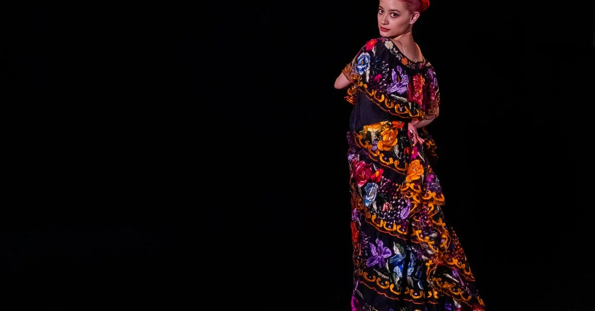 Vestido tradicional mexicano colorido usado por una bailarina en un estudio.