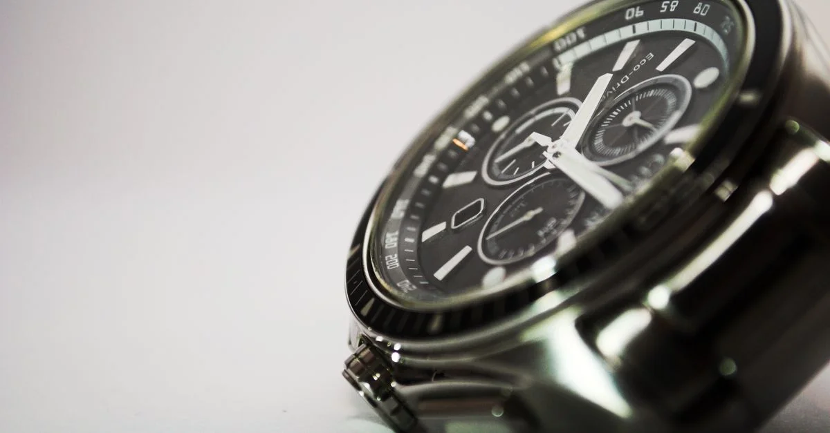 Toma detallada de un lujoso reloj de pulsera de acero inoxidable que muestra precisión y estilo.