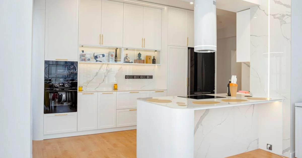 Una cocina elegante y luminosa con elementos de diseño escandinavo moderno e iluminación natural.