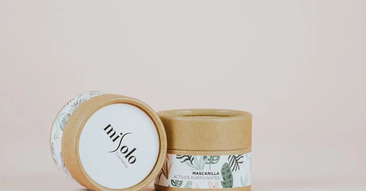 Fotografía de producto de alta calidad con envases minimalistas de cuidado de la piel, perfecta para marcas ecológicas.