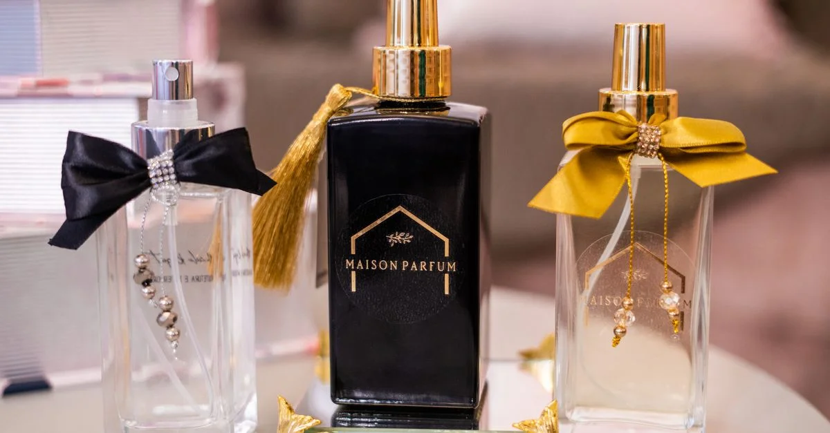 Botellas de perfume elegantes que muestran elegancia y lujo en una exhibición decorativa