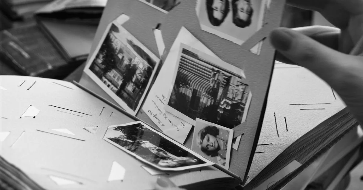 Explora un álbum de fotos clásico en blanco y negro, capturando recuerdos atemporales en un formato nostálgico.