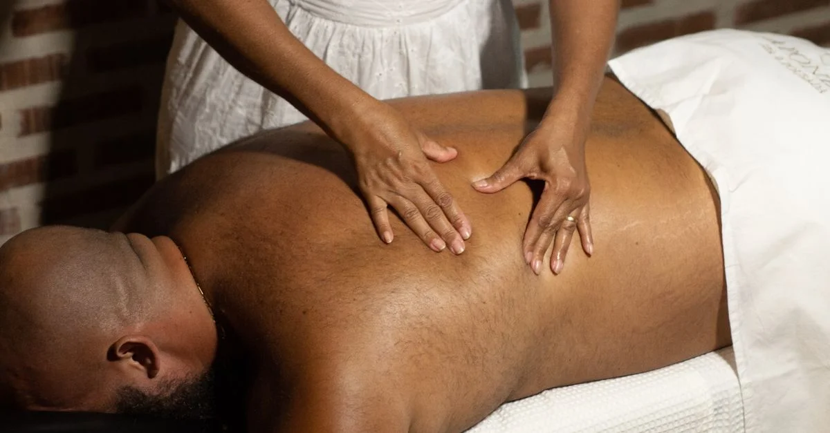 Una sesión de terapia de masaje relajante con un terapeuta profesional trabajando en un cliente en el interior.