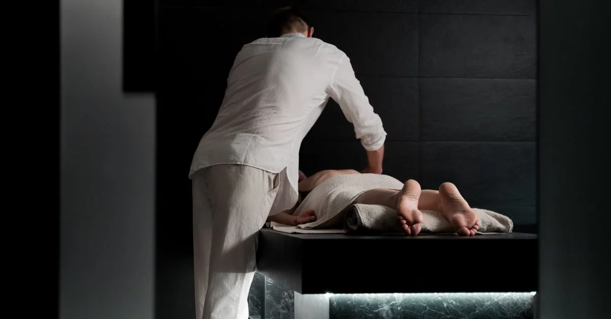 Un masaje relajante en un entorno de spa centrado en la terapia suavizante y el bienestar.