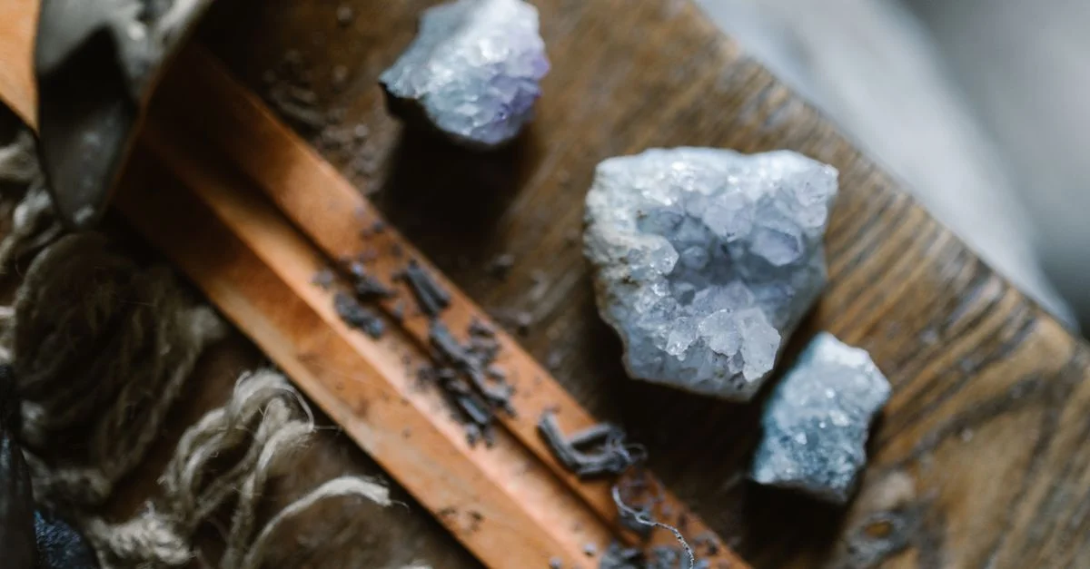 Acercamiento artístico de cristales en bruto sobre una superficie de madera texturizada, creando una atmósfera mágica y rústica.